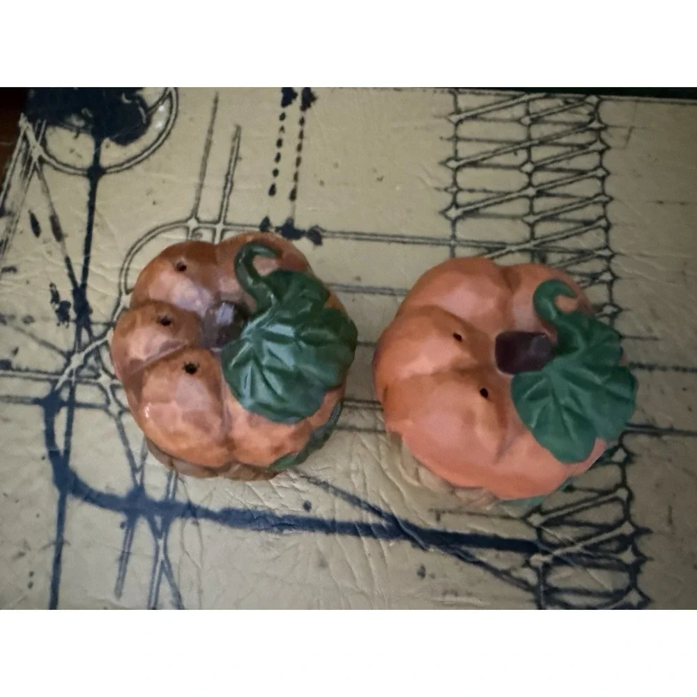 House of Lloyd Christmas Around The World  Pumpkin Salt & Pepper Shakers